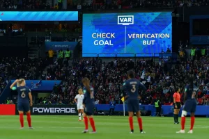 UEFA reforça que var deve ser usado apenas para erros claros e óbvios