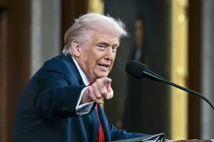 O discurso do estado da união de Donald Trump foi o mais longo da história e foi o mais irrelevante