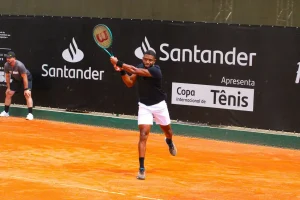 Jogador da ATP assume-se gay e faz história no ténis apesar da derrota no Rio Open