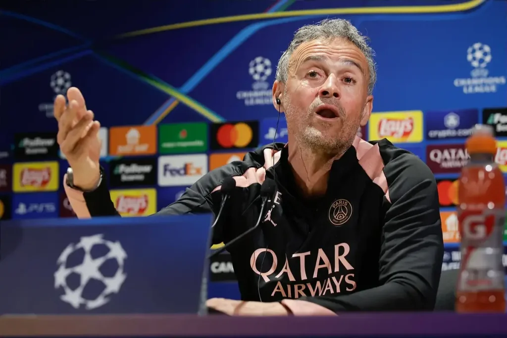 VIDEO – Luis Enrique e a mochila BOMBA ‘perdida’ na sala de imprensa