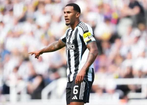 Defesa do Newcastle United em dificuldades atrai interesse de clube da Championship
