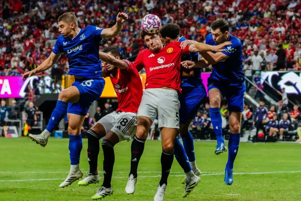 Everton recebe Manchester United em duelo decisivo da Premier League