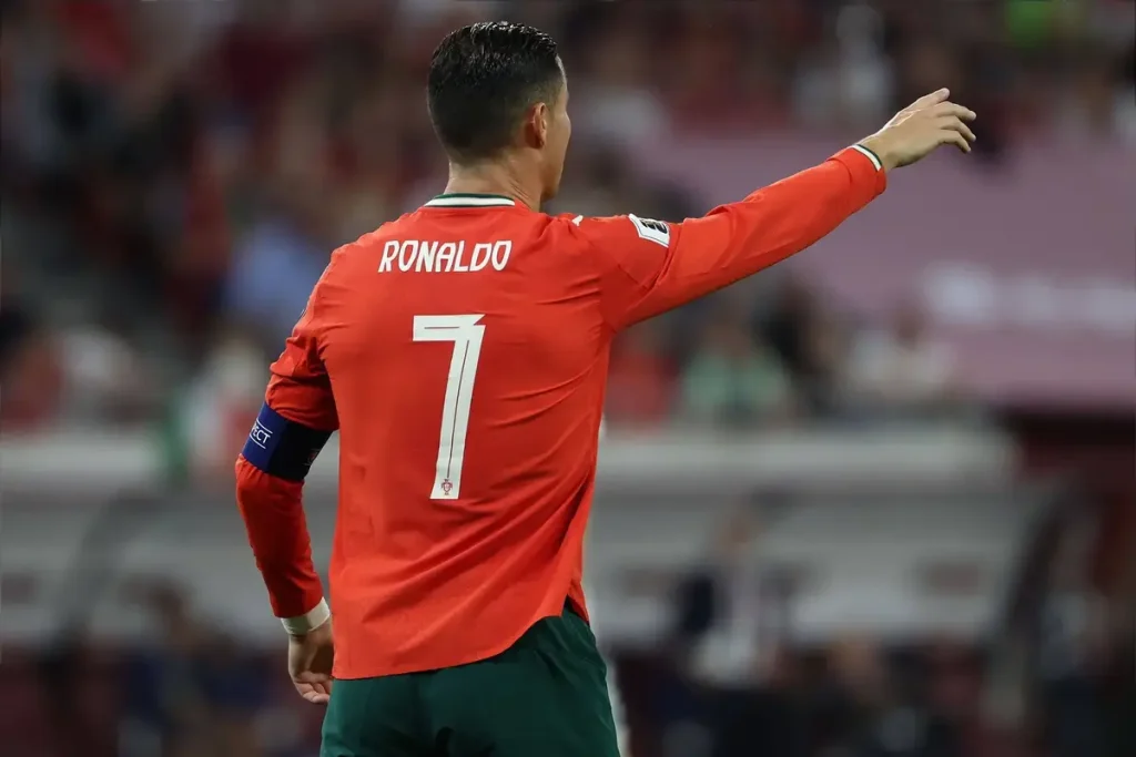 Ronaldo pode regressar à Premier League enquanto Liverpool procura substituir Van Dijk
