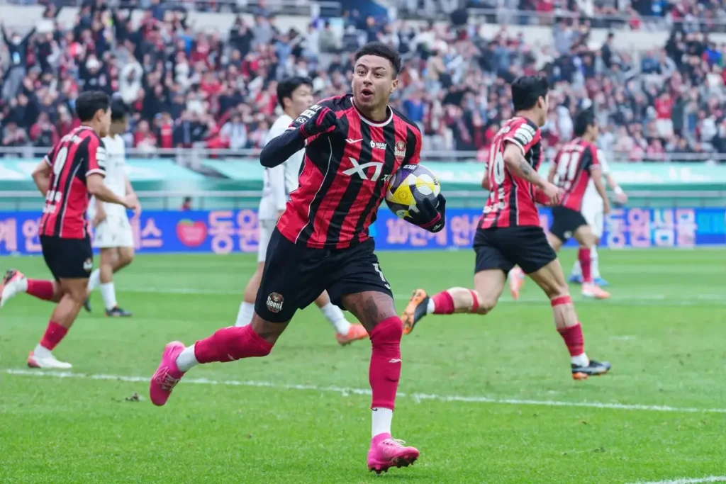 Jesse Lingard revela salários no Manchester United após falhas em transferências