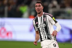 Juventus mantém esperança em vlahovic, mas treinador sérvio sugere Barcelona