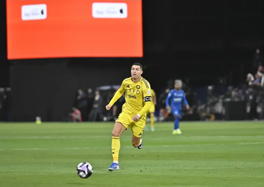 Cristiano Ronaldo inspira Al Nassr a ser líder com exibição de luxo