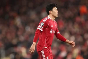 Van dijk revela tristeza dos jogadores do Liverpool por Wataru Endo