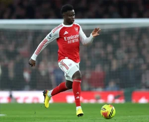 Arsenal anuncia data para o regresso de saka após lesão