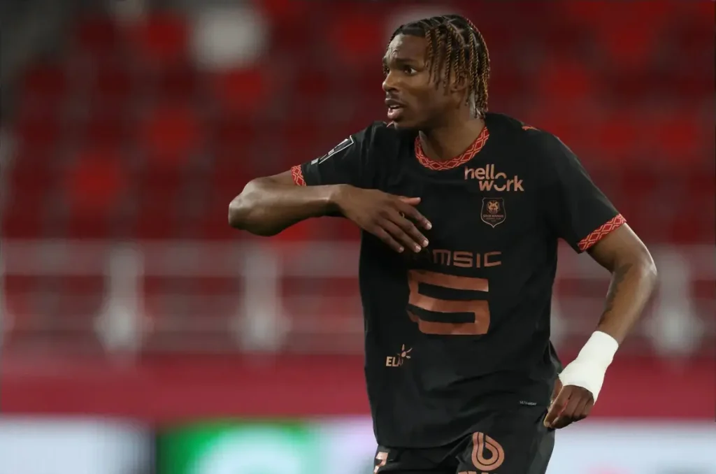 Jeremy Jacquet chega a Liverpool para exames médicos após Chelsea perder negócio de £60m