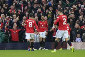 Ashley Young elogia a química entre Matheus Cunha e Casemiro após vitória sobre o Fulham