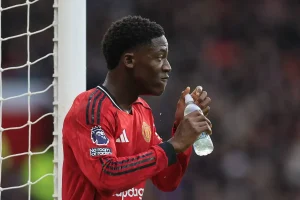 Manchester United retoma negociações para novo contrato com Mainoo