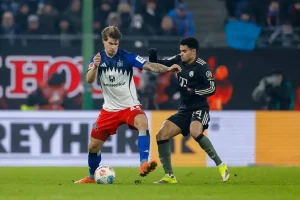 Defesa artilheiro do Tottenham conquista os holofotes na alemanha