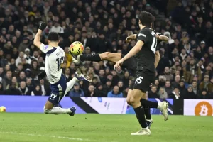 Tottenham empata com Manchester City em jogo polémico com golo de solanke