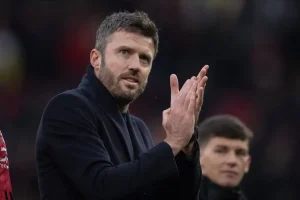 Carrick revela motivos da ausência de Mount na vitória do man utd sobre o Fulham
