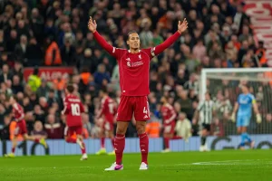 Van dijk afirma que ex-jogadores têm ‘dever de responsabilidade’ como comentadores