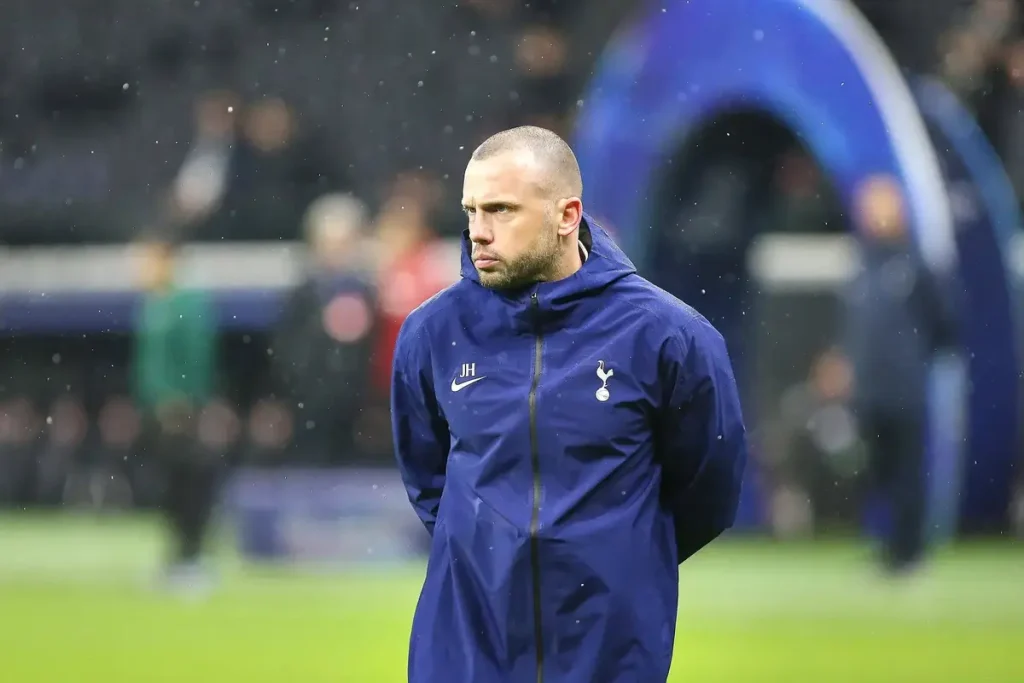 John Heitinga recusa proposta do Tottenham após saída de Thomas Frank