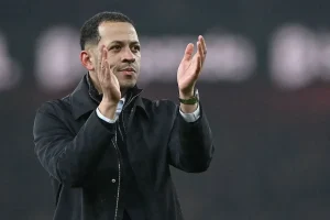 Liam Rosenior anuncia reforço na condição física do Chelsea para jogo com Wolves
