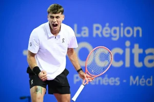 Cobolli conquista primeira vitória da temporada em Delray beach enquanto Alcaraz brilha em doha