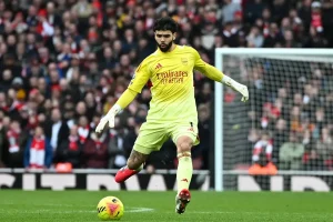 Erro colossal de David Raya custa vitória ao Arsenal em empate dramático com os Wolves