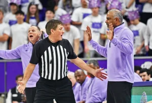 Treinador de Kansas state é despedido após desabafo viral contra a equipa