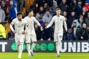 Chelsea enfrenta Leeds United na luta pela quinta vitória consecutiva na liga