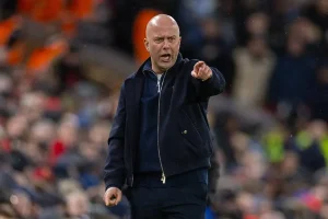 Arne Slot admite futuro incerto no Liverpool sem Champions League