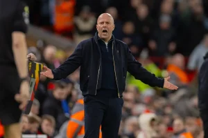 Arne Slot analisa a difícil temporada do Liverpool e define novo objetivo