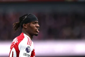 Mikel Arteta elogia a concorrência entre Noni Madueke e Bukayo Saka no Arsenal