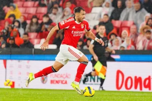 VIDEO – Vangelis Pavlidis scores with a header, and Gianluca Prestianni confirms, Benfica leading 2-0 at the end of the first half.