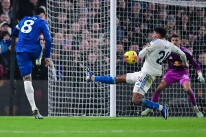 Leeds United empata com Chelsea em polémica por mão de Jayden Bogle