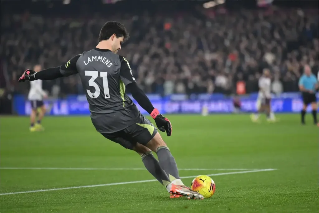 Carrick elogia Lammens como novo Edwin Van der Sar após vitória do Man Utd