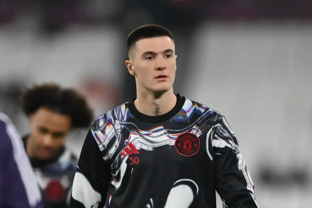 Benjamin Sesko aguarda com paciência a sua oportunidade no Manchester United