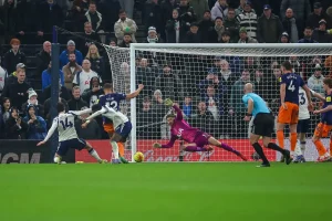 O trabalho no Tottenham transforma-se num verdadeiro massacre público