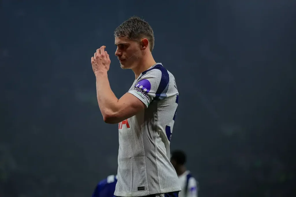 Spurs em risco de perder Micky van de Ven: O que está em jogo