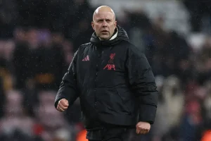 Slot analisa aposta dos jovens no jogo da taça com o Brighton e exalta Van Dijk