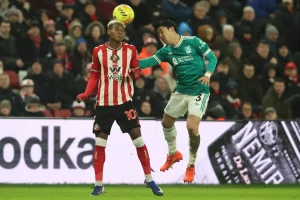 Liverpool recebe golpe duro com lesão de Wataru Endo, avisa Arne Slot