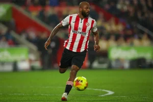 Igor Thiago renova contrato com o Brentford e afasta interesse do tottenham