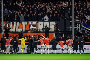 Volendam provoca surpresa ao vencer PSV com golo espetacular de Cruijsen