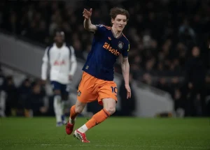 Anthony Gordon quebra o silêncio sobre interesse de Liverpool, Arsenal e Manchester United