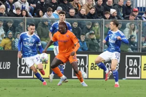 Fiorentina arrasa e prejudica esperanças europeias do Como na luta pela sobrevivência
