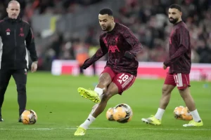 Liverpool pondera venda surpreendente de atacante para garantir reforço
