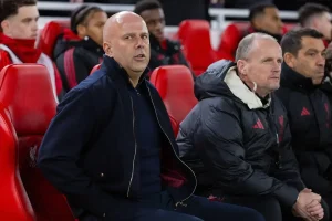 Jamie Carragher defende Arne Slot e aponta falhas de crítica injusta
