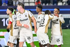 Lens arrasa Paris FC e retoma liderança da Ligue 1 com goleada histórica