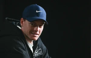 Jannik Sinner aprende lições valiosas após derrota com Novak Djokovic