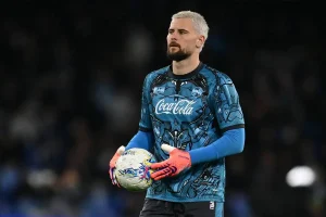 Guarda-redes do Napoli critica árbitro e var: ‘o futebol de hoje é uma farsa’