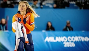 A campeã olímpica Jutta Leerdam está a leiloar o fato icónico que a viu brilhar nos Jogos Olímpicos