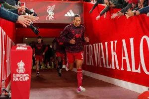 Virgil van Dijk fala sobre o futuro no Liverpool com mensagem a Mohamed Salah