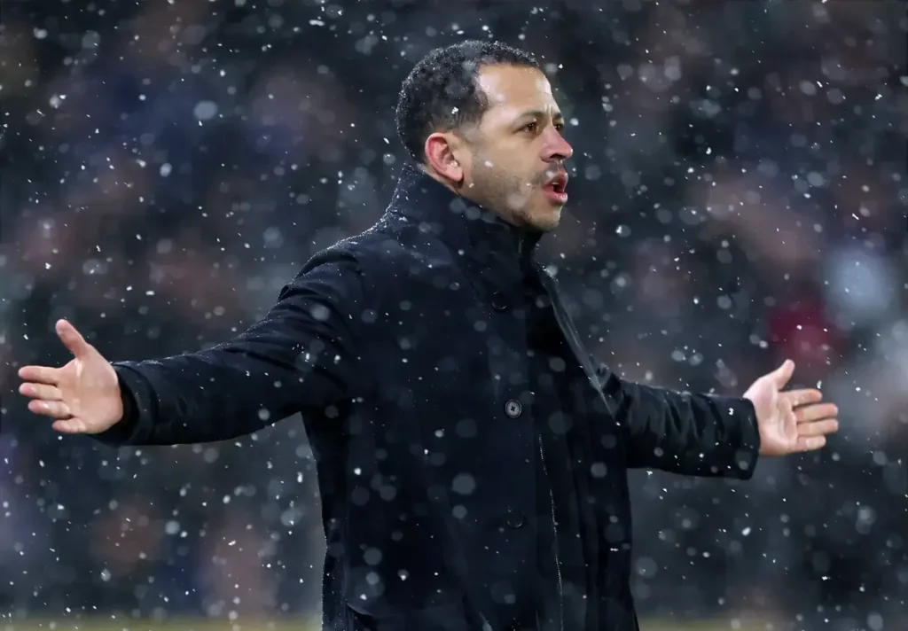 Liam Rosenior revela quatro problemas graves que já afetam o Chelsea