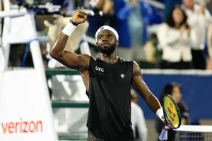 Frances Tiafoe enfrenta situação inusitada com logo apagado na t-shirt