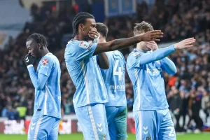 Haji Wright brilha com hat-trick e leva Coventry ao topo da Championship
